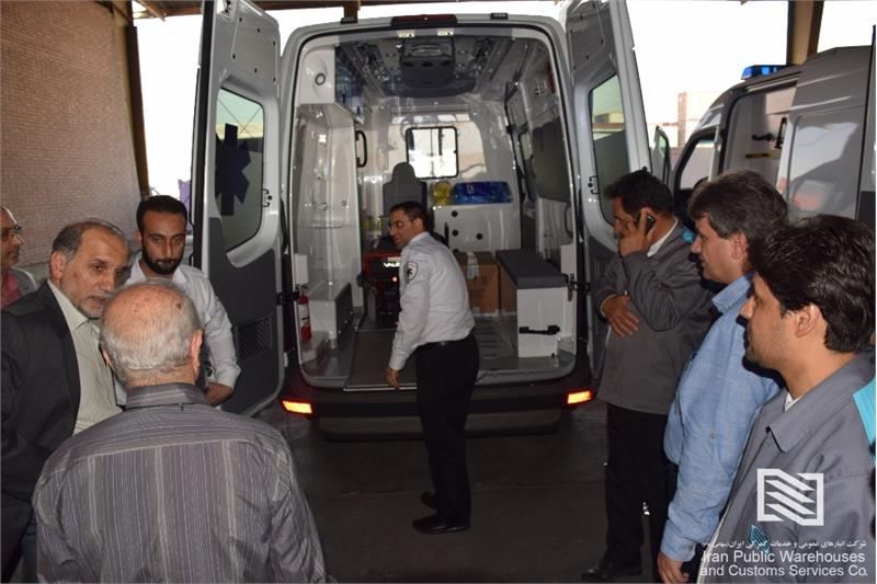 بازدید معاونان اجرایی و عملیاتی سازمان اورژانس کشور از اولین محموله وارداتی خودروهای آمبولانس به شرکت انبارهای عمومی و خدمات گمرکی تهران