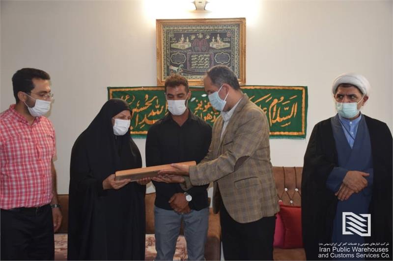 دیدار سرپرست شرکت انبارهای عمومی و خدمات گمرکی تهران با خانواده شهید عبدالزهرا سخراوی