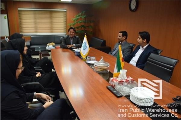 تکریم از بانوان همکار شرکت انبارهای عمومی و خدمات گمرکی شهریار به مناسبت سالروز ولادت حضرت زهرا(س)
